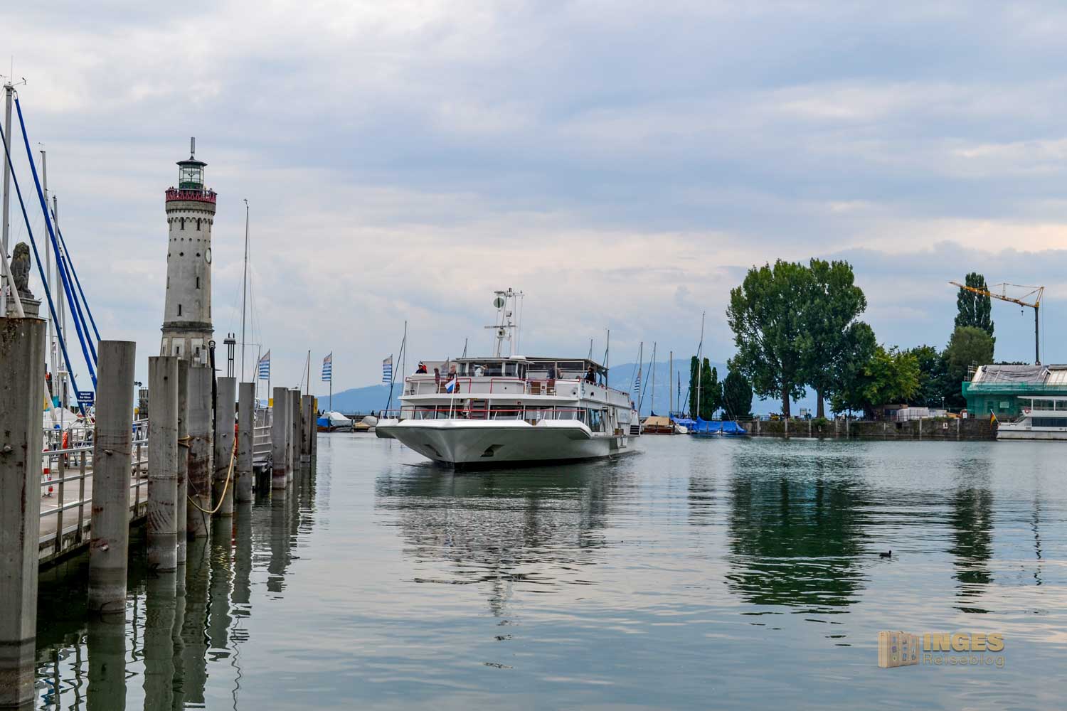 Ein Schiff legt im Hafen in Lindau an.