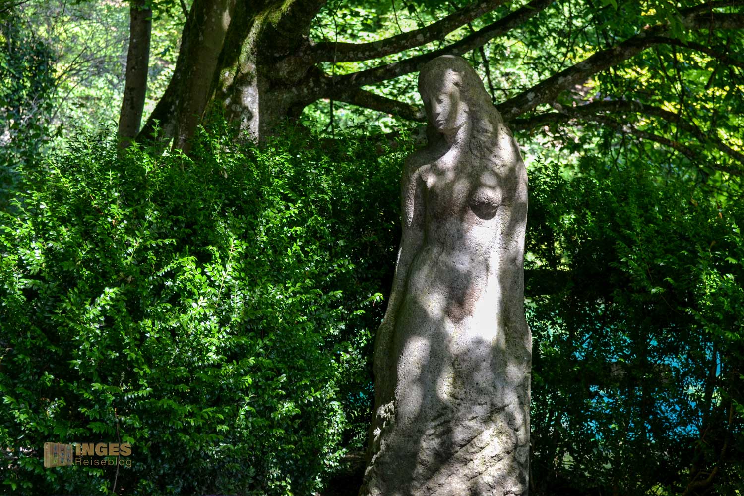 Die Statue der Schönen Lau am Blautopf in Blaubeuren.