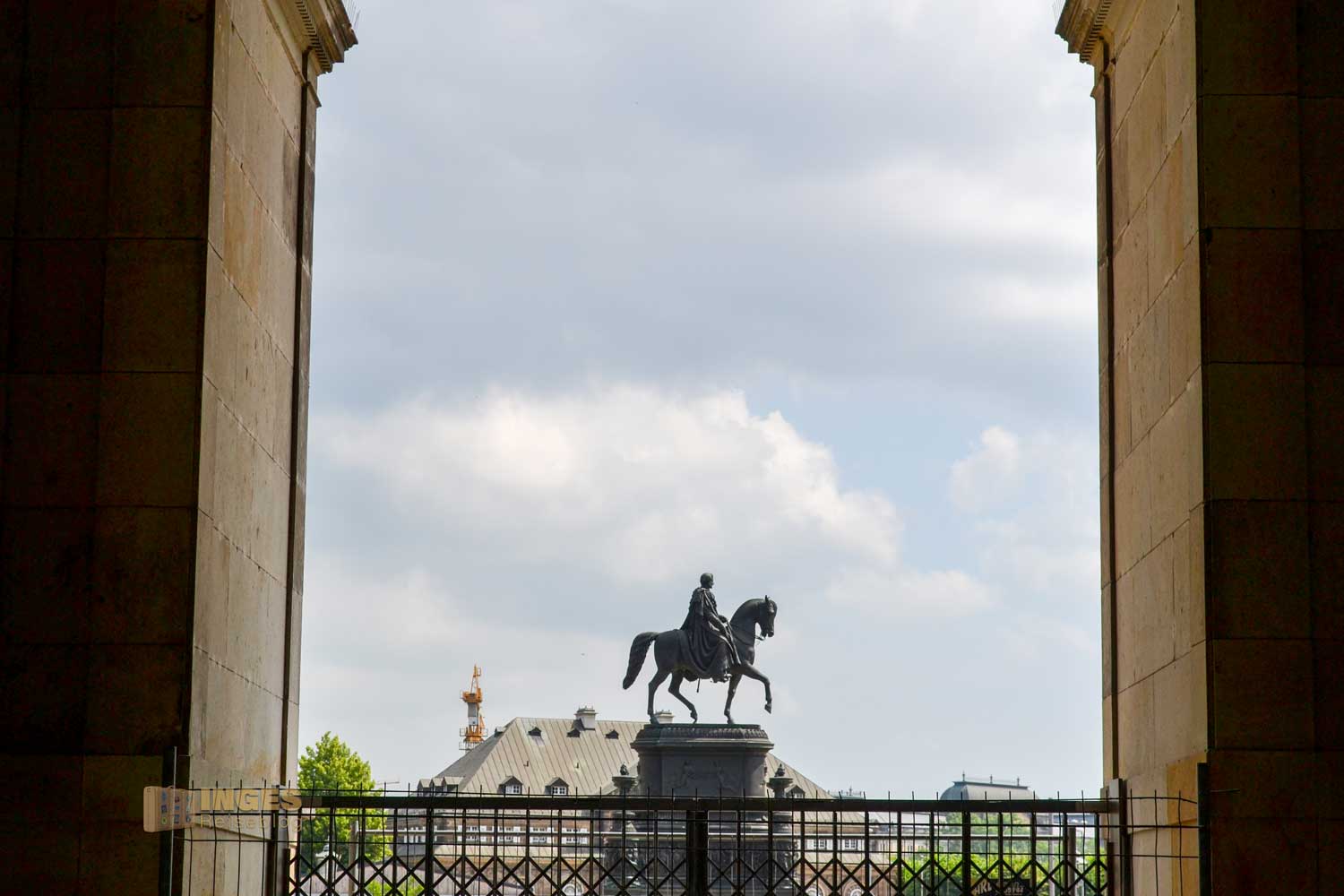 Blick von der Sempergalerie im Zwinger in Dresden