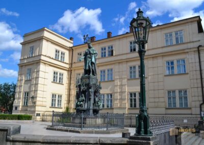 Statue Karl IV. vor der Karlsbrücke in Prag