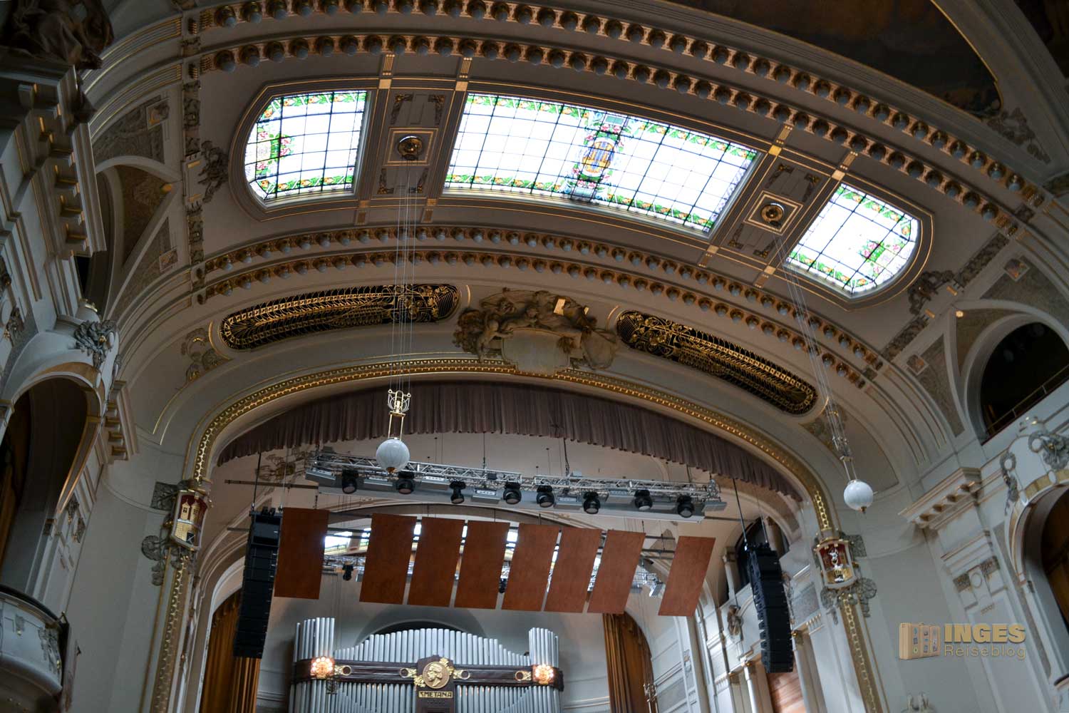 Der Smetana-Saal im Gemeindehaus in Prag
