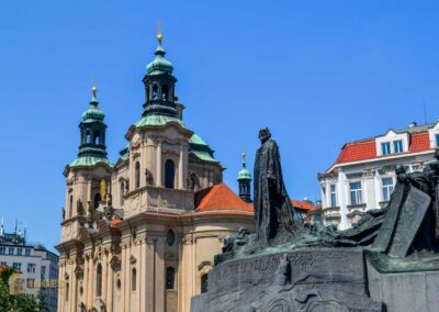 St. Nikolaus Kirche und Jan Hus-Denkmal am Altstädter Ring in Prag
