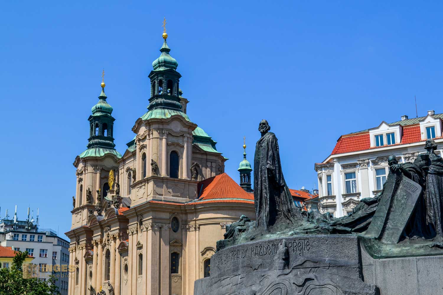 St. Nikolaus Kirche und Jan Hus-Denkmal am Altstädter Ring in Prag