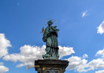 Die Statue der hl. Johannes Nepomuk auf der Karlsbrücke in Prag