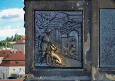 Die Statue der hl. Johannes Nepomuk auf der Karlsbrücke in Prag
