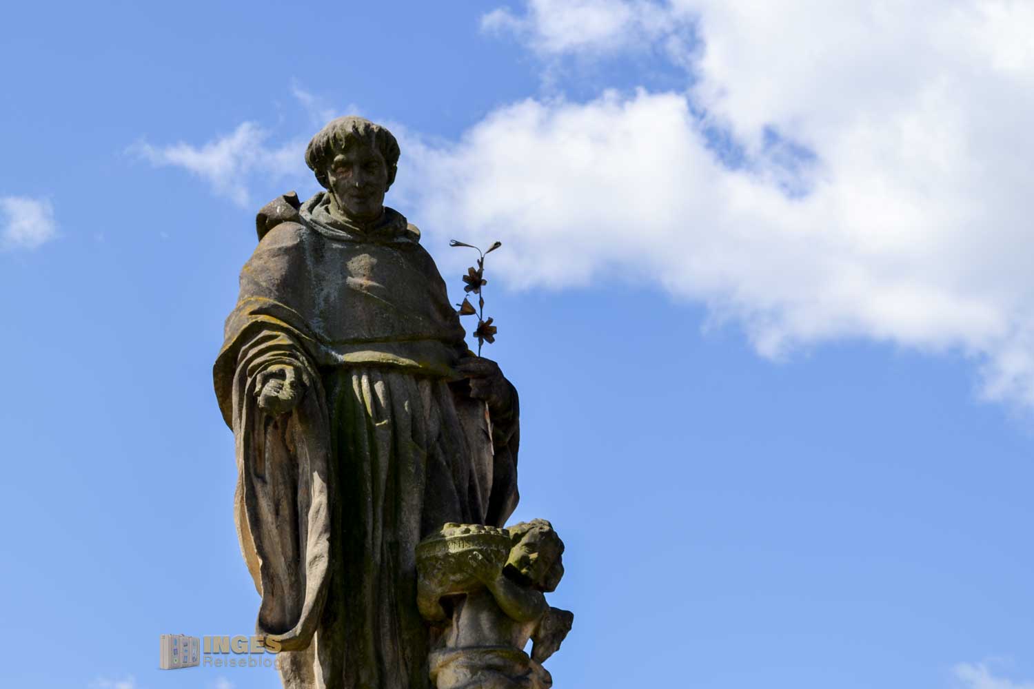 Statue hl. Nikolaus von Tolentino auf der Karlsbrücke in Prag 0219