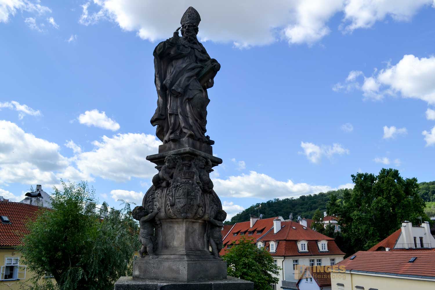 Hl. Adalbert von Prag als Statue auf der Karlsbrücke in Prag 0241