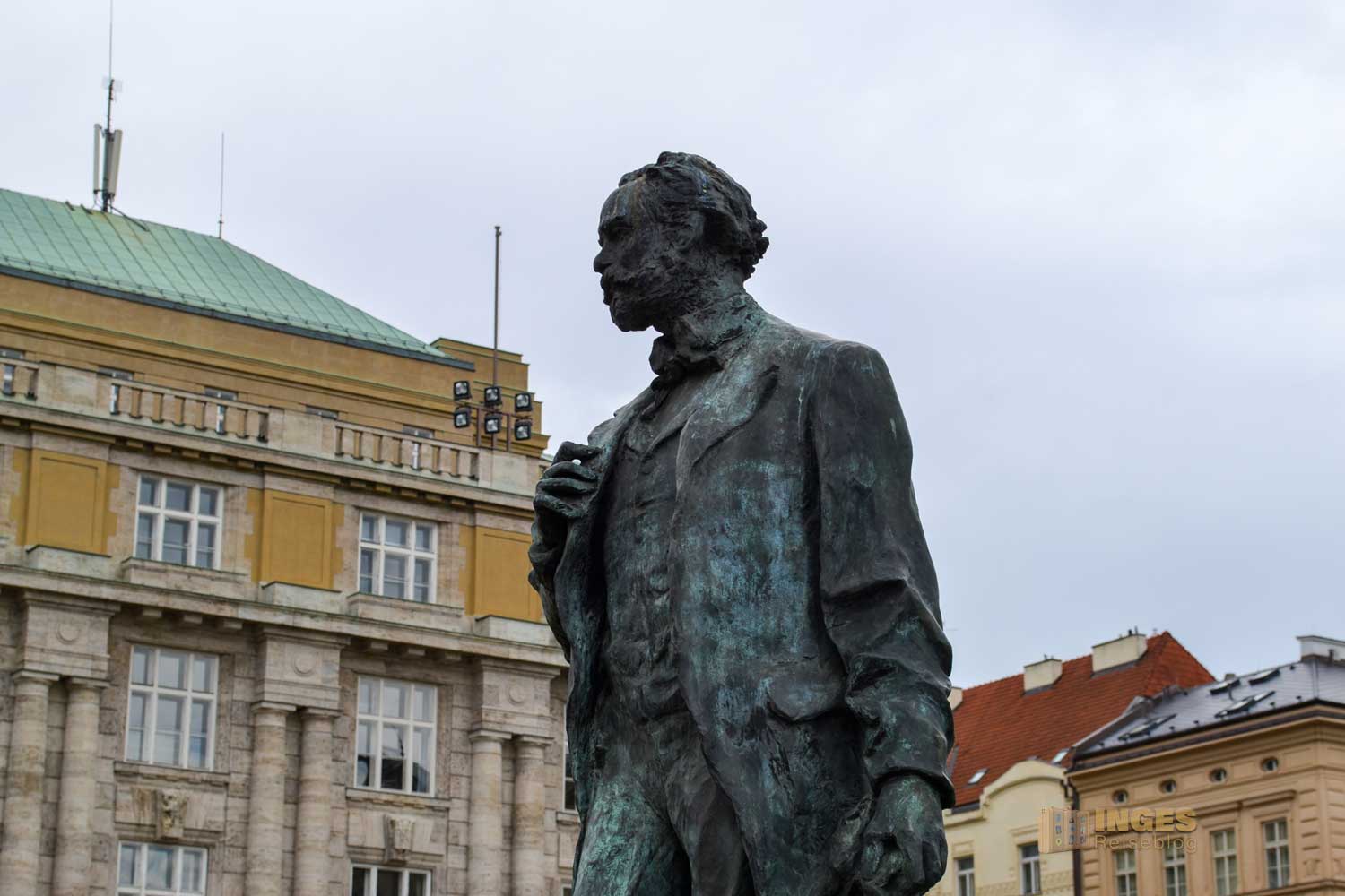 Statue von Antonín Dvořák vor dem Rudolfinum in Prag 0446