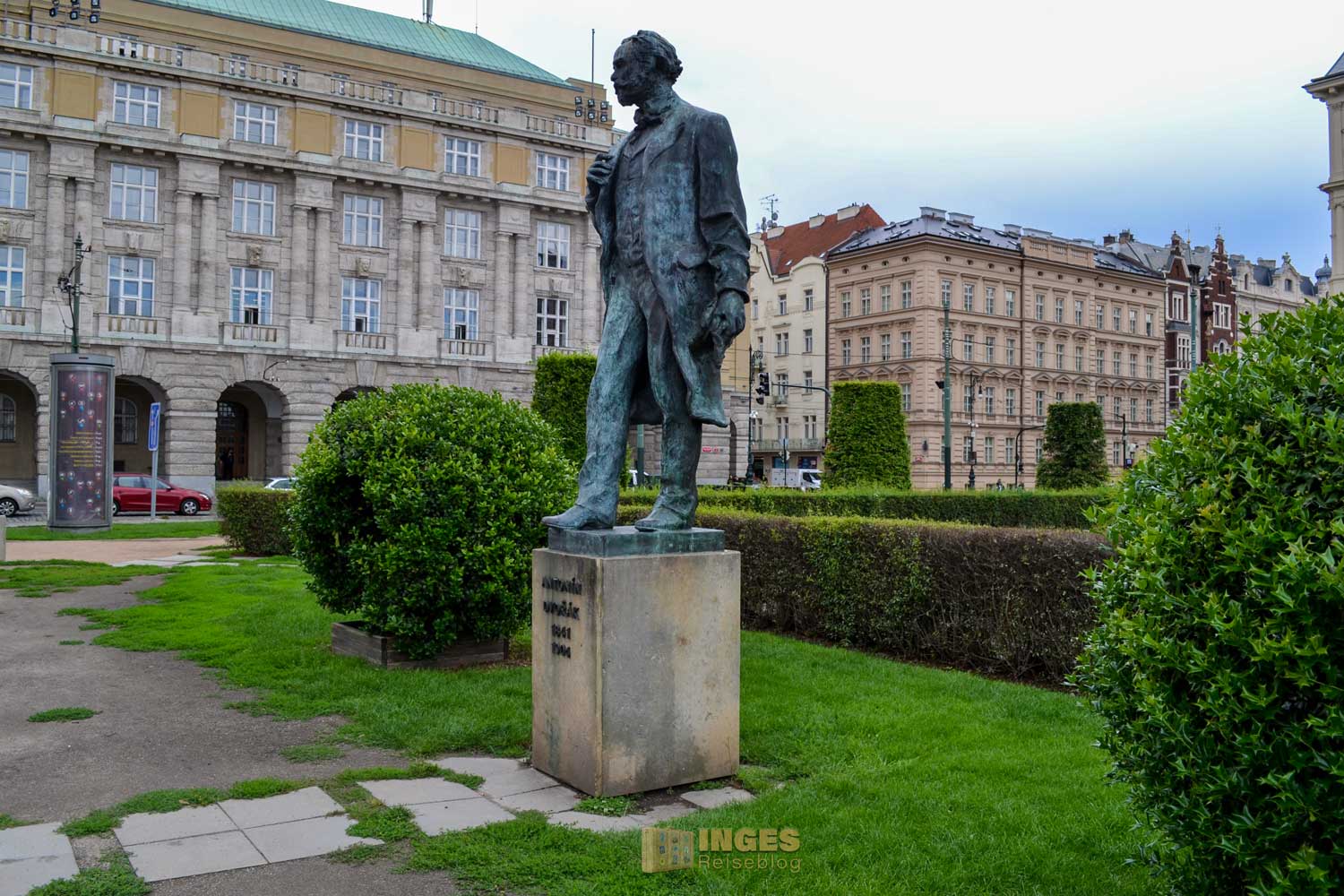 Statue von Antonín Dvořák vor dem Rudolfinum in Prag 0448