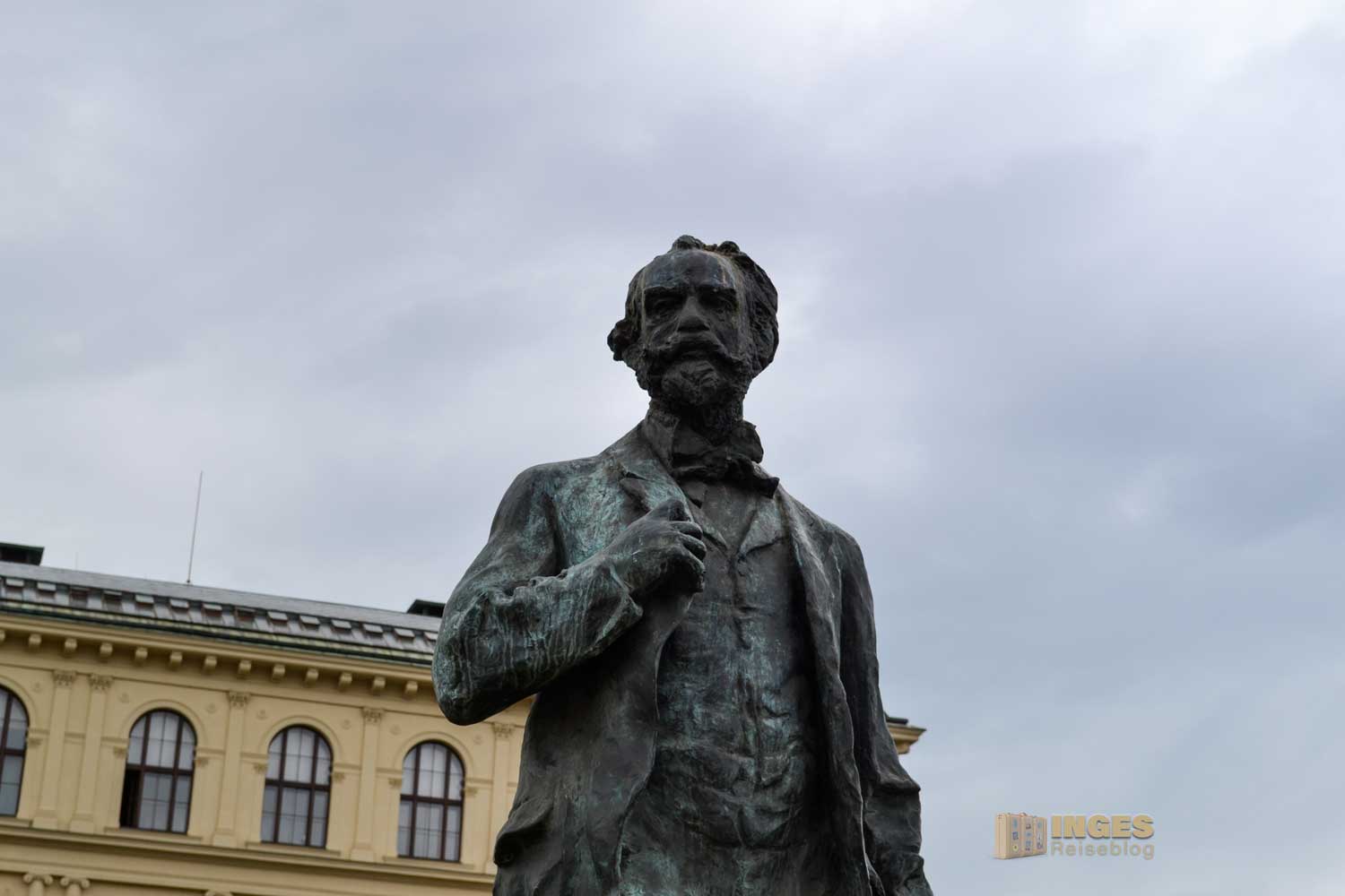 Statue von Antonín Dvořák vor dem Rudolfinum in Prag 0462