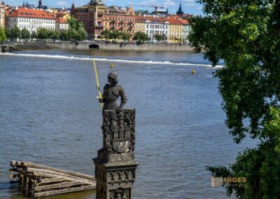 Blick von der Karlsbrücke auf die Moldau in Prag