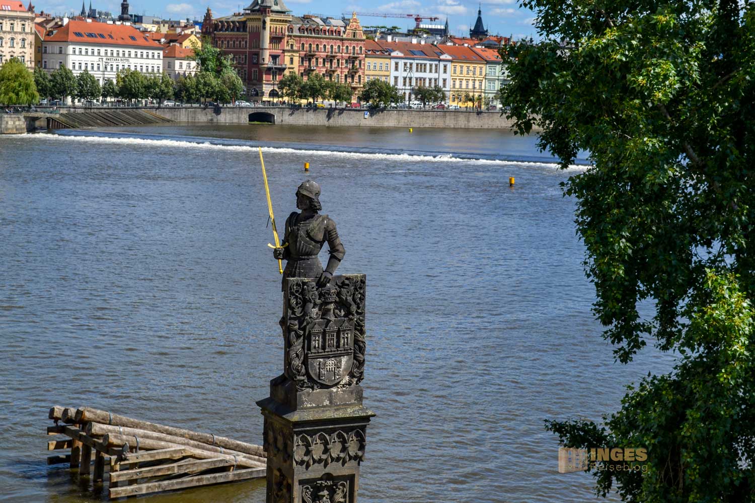 Blick von der Karlsbrücke auf die Moldau in Prag