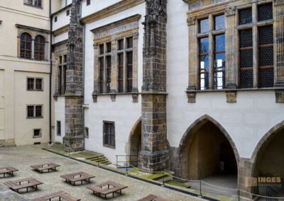 Blick von außen auf den Vladislav Saal im Alten Königspalast auf der Prager Burg