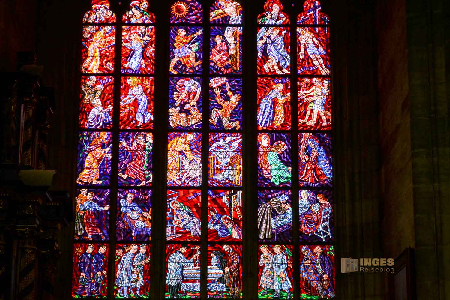 Glasfenster im Veitsdom in Prag