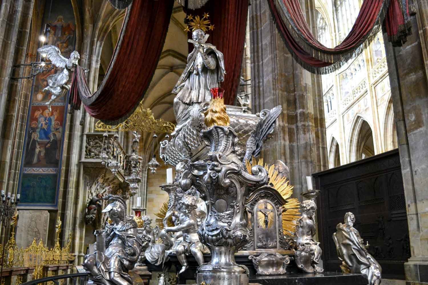 Grabmal des Hl. Johannes Nepomuk im St. Veits Dom in Prag