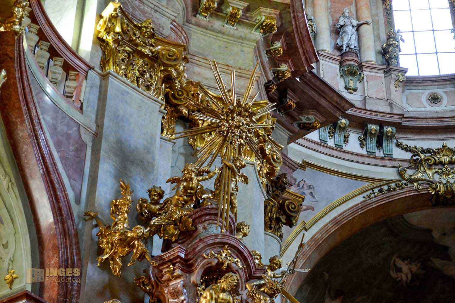 Hauptaltar in der St.-Nikolaus-Kirche auf der Prager Kleinseite