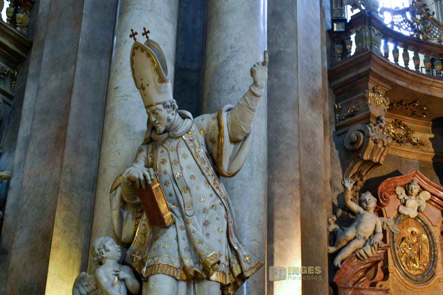 Statuen in der St.-Nikolaus-Kirche auf der Prager Kleinseite