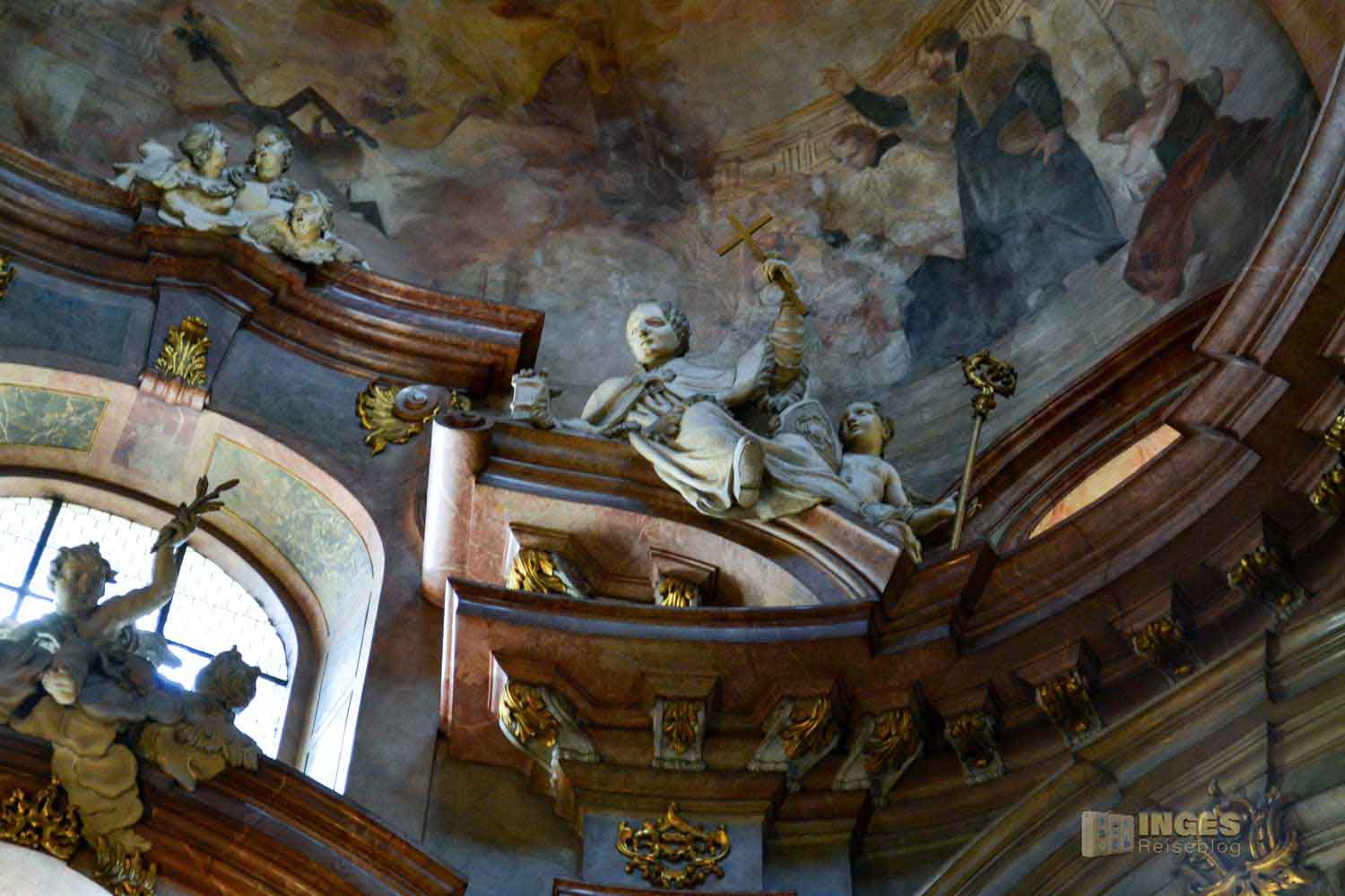 Statuen in der St.-Nikolaus-Kirche auf der Prager Kleinseite
