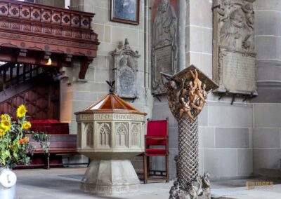 Taufstein und Redepult in der Kirche St. Michael in Schwäbisch Hall