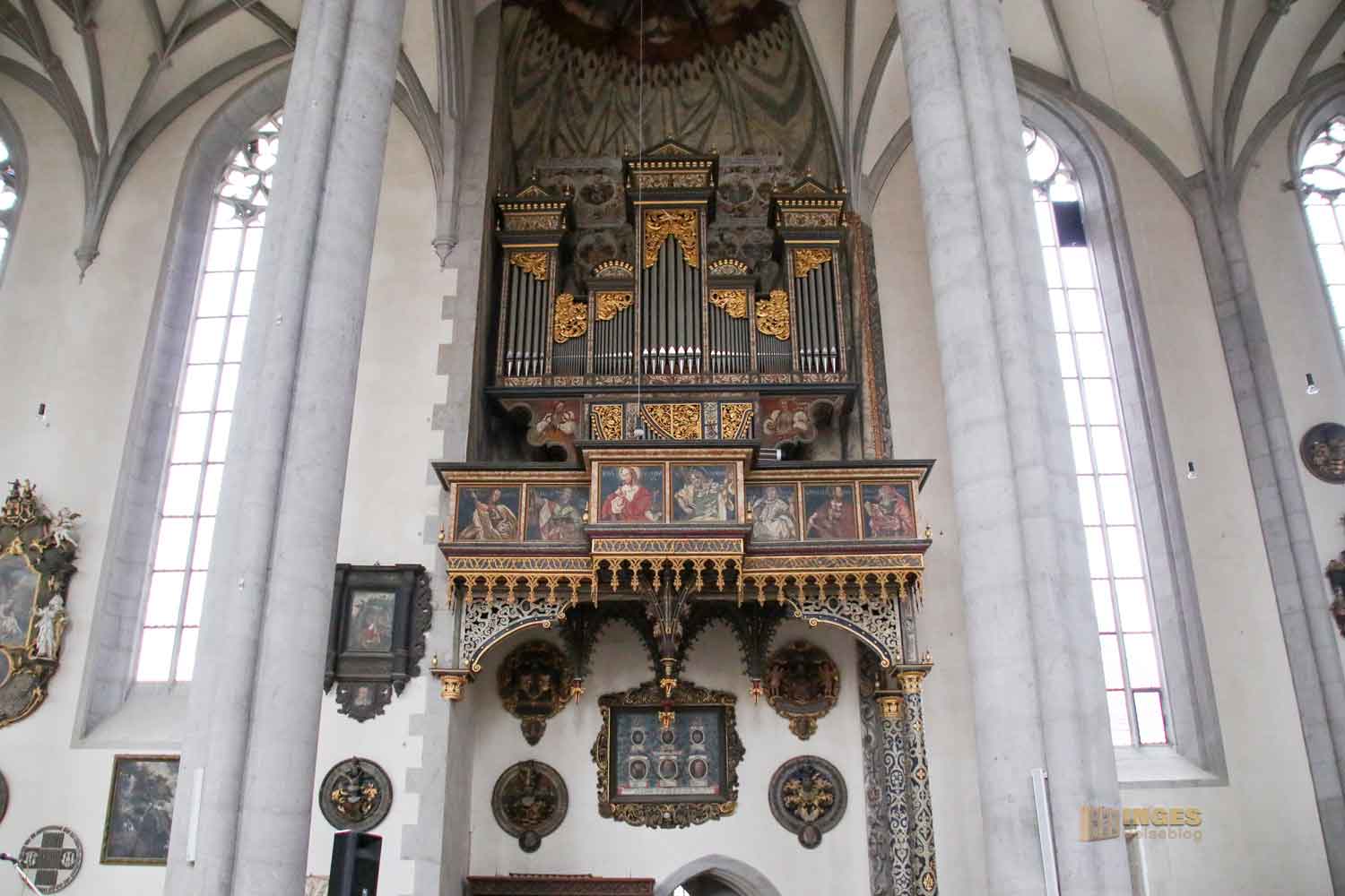 Barocke Schwalbennestorgel in St. Georg in Nördlingen