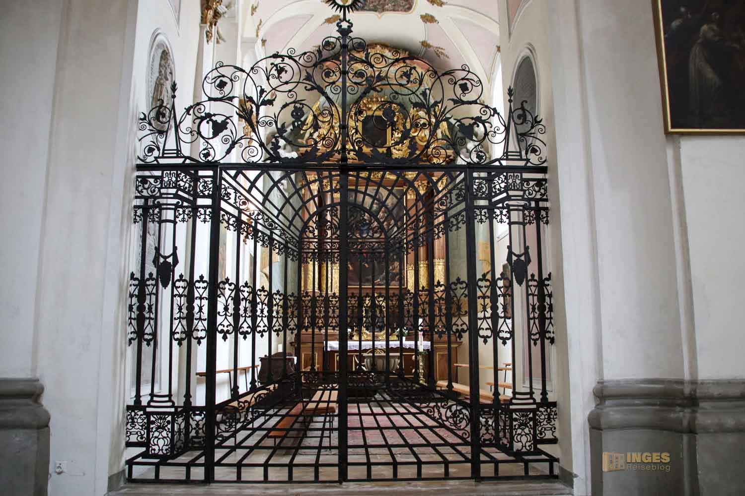 Seitenaltar in der Basilika St. Vitus in Ellwangen
