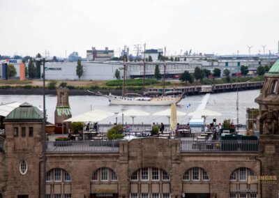 Blick vom Aussichtspunkt Bei der Erholung auf die Landungsbrücken Hamburg 0096
