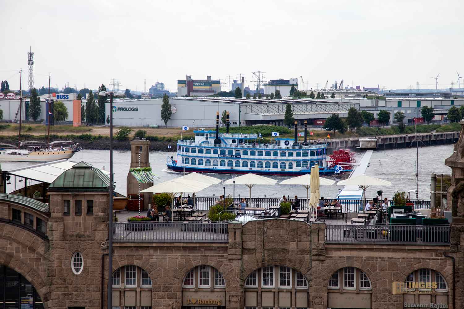 Blick vom Aussichtspunkt Bei der Erholung auf die Landungsbrücken Hamburg 0099