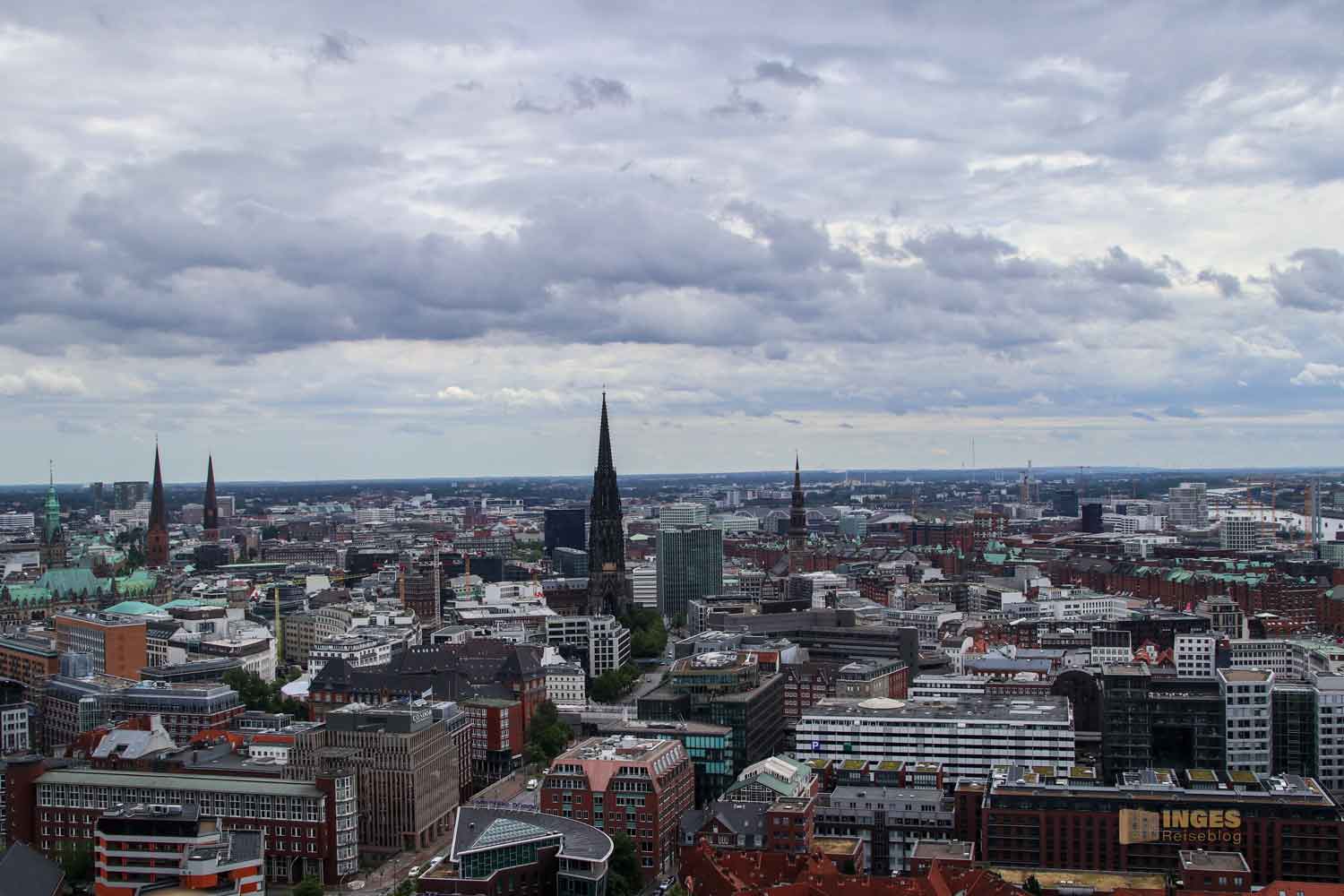 Blick vom Michel auf das Mahnmal St. Nikolai in Hamburg 8651