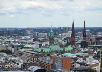 Blick vom Michel auf das Rathaus und die Hauptkirchen St. Petri und St. Jacobi in Hamburg 8668