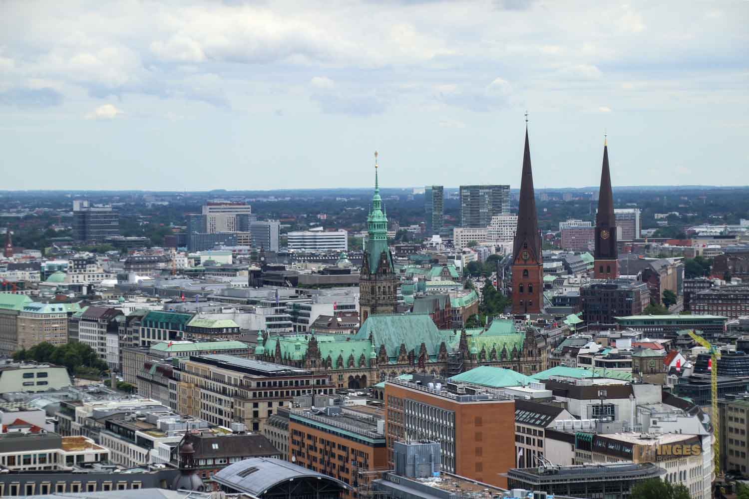 Blick vom Michel auf das Rathaus und die Hauptkirchen St. Petri und St. Jacobi in Hamburg 8668