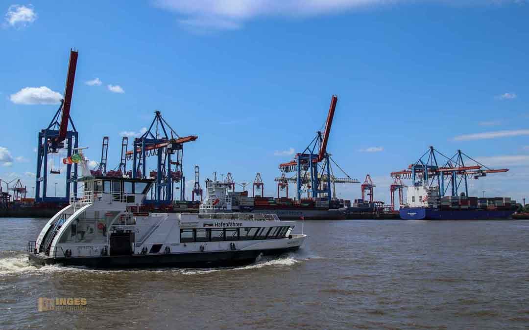 Mit der Hafenfähre auf der Elbe in Hamburg
