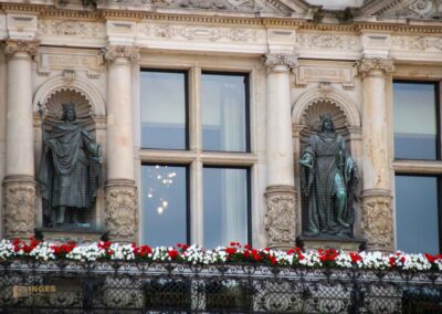 Kaiser und Könige an der Außenfassade am Hamburger Rathaus 6648