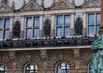 Kaiser und Könige an der Außenfassade am Hamburger Rathaus 7827_b