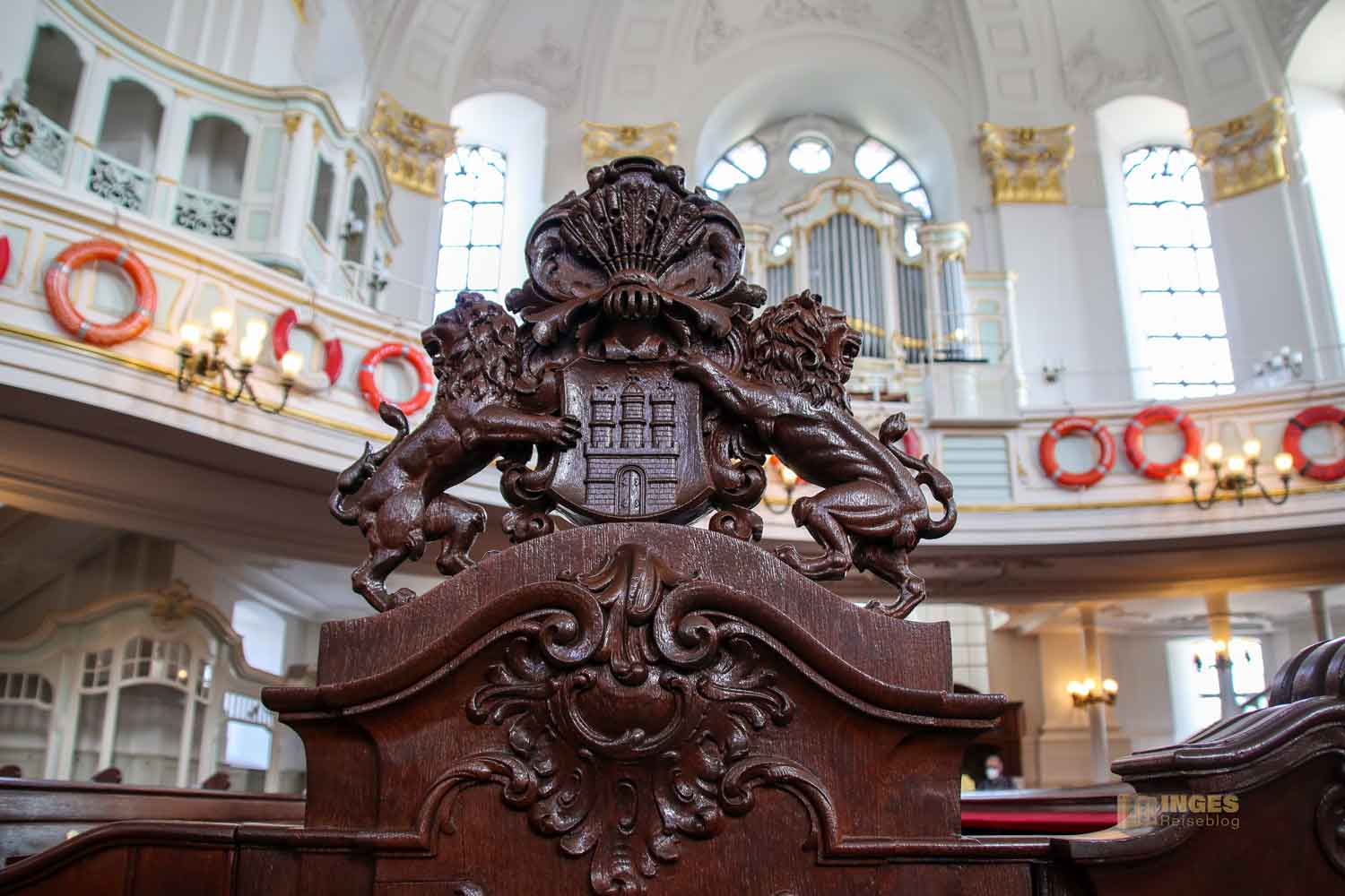 Kirchenbänke in St. Michaelis Hamburg 8354