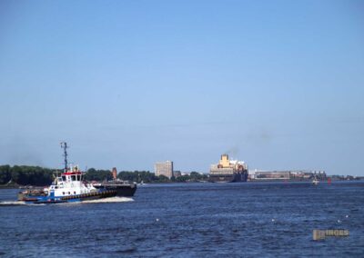 Schiffe auf der Elbe bei Hamburg 9046