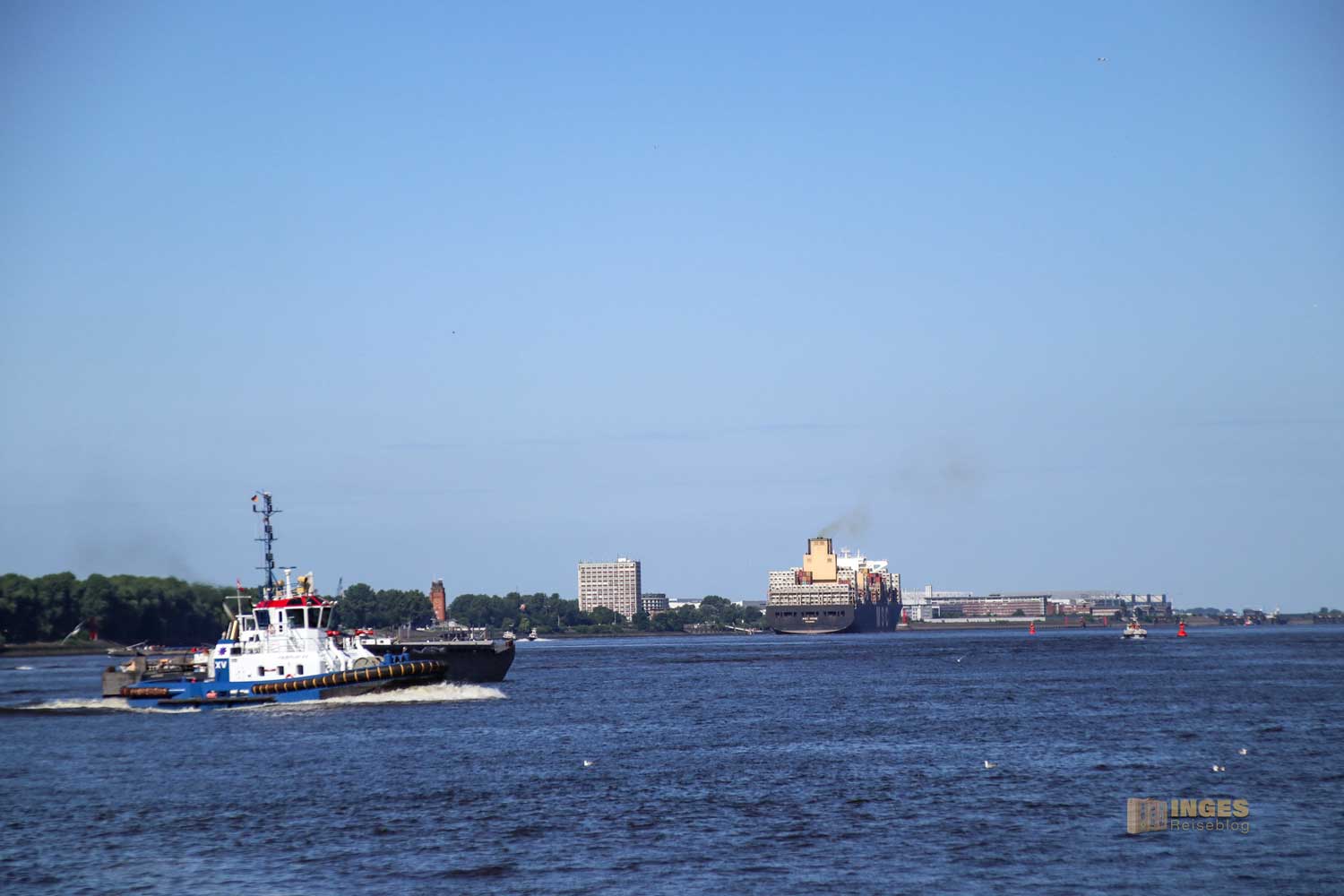 Schiffe auf der Elbe bei Hamburg 9046