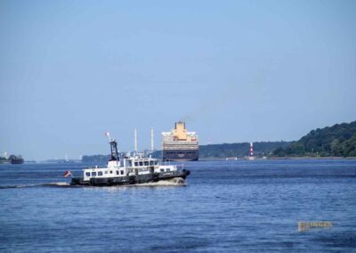Schiffe auf der Elbe bei Hamburg 9208