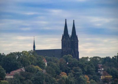 Blicke auf die Kirche St. Peter und Pauf auf dem Vysehrad in Prag 0793