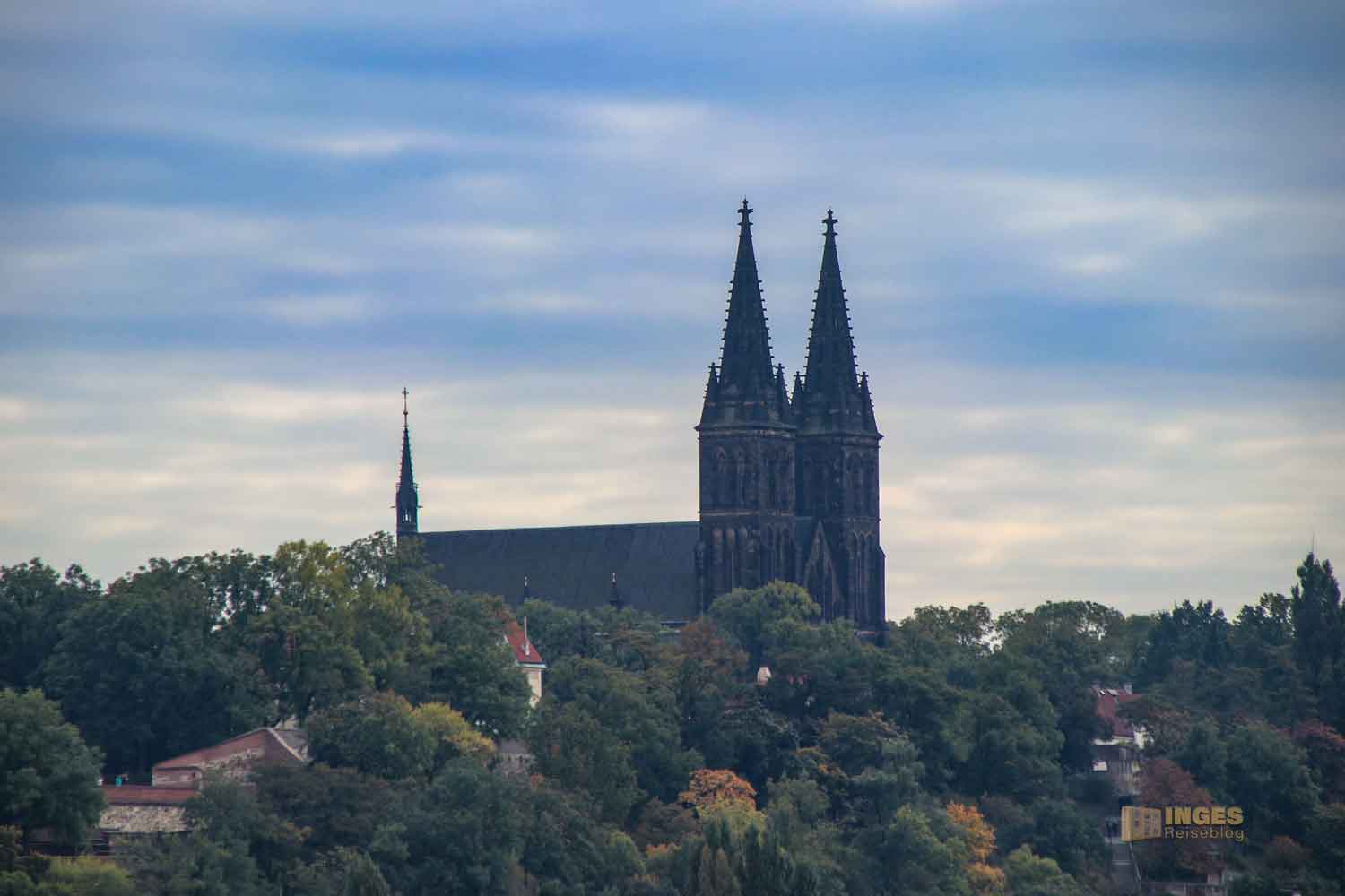 Blicke auf die Kirche St. Peter und Pauf auf dem Vysehrad in Prag 0793