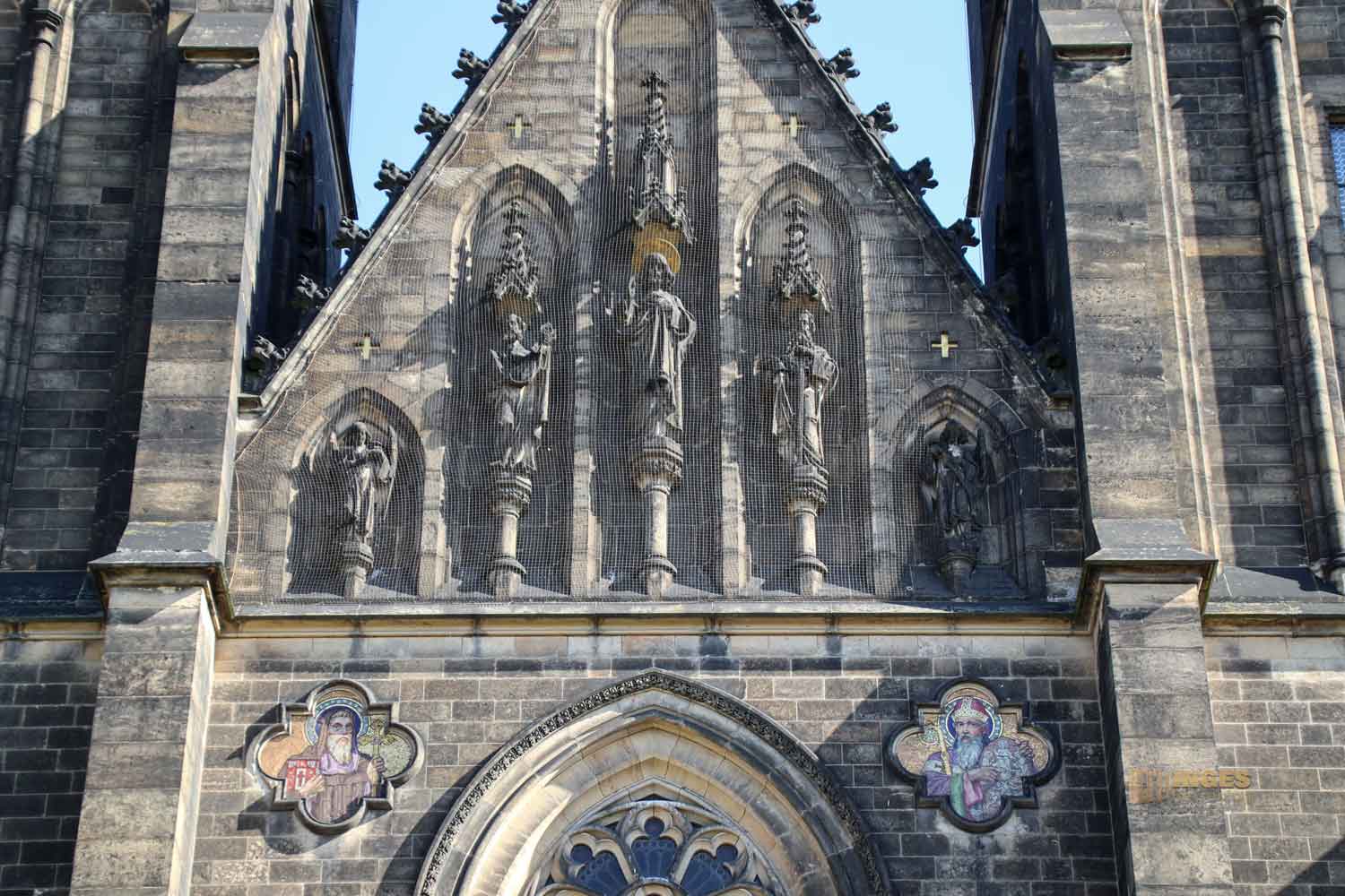 Statuen Westfront Basilika St. Peter und Paul Prag 7415
