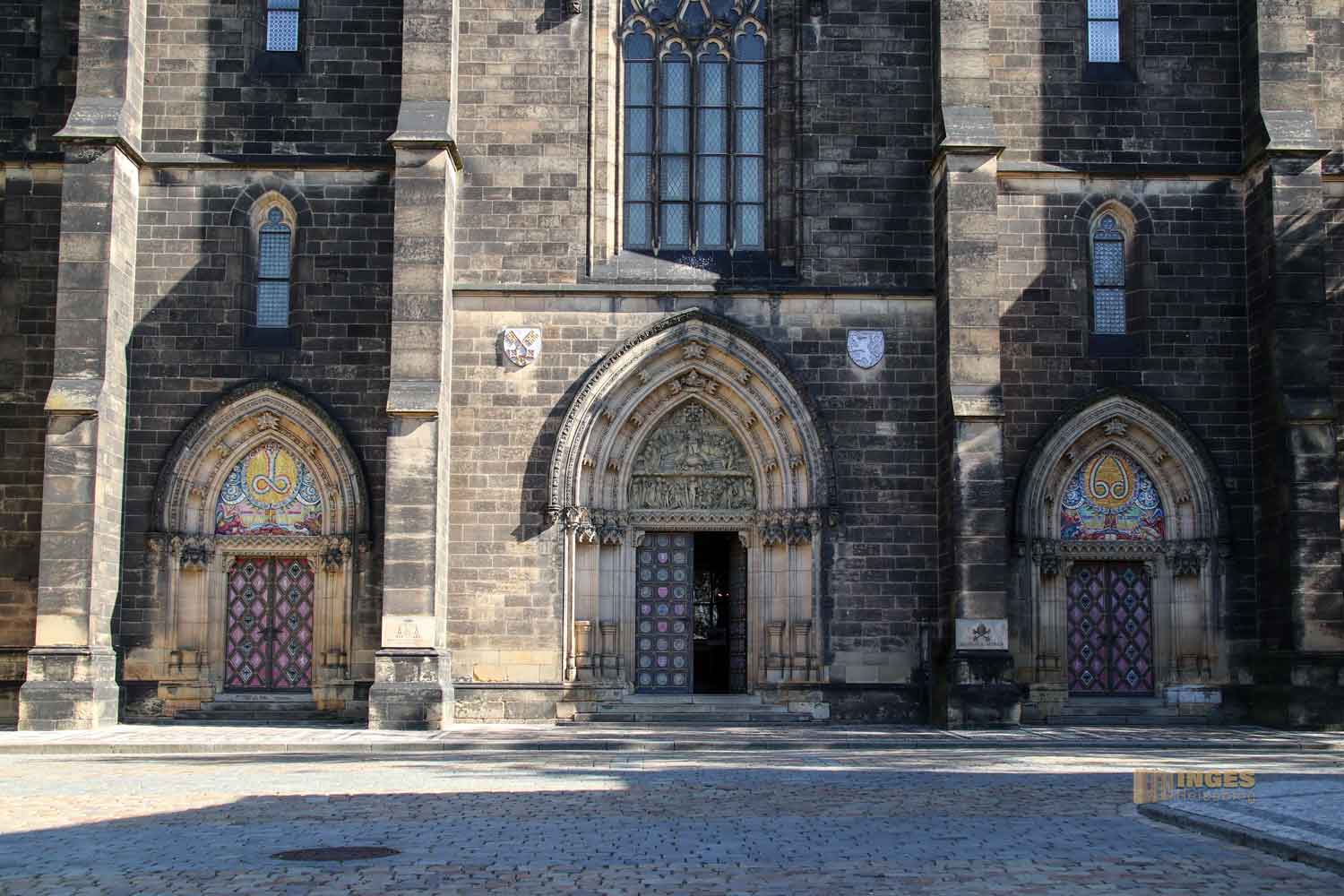 Westportale Basilika St. Peter und Paul in Prag 7409