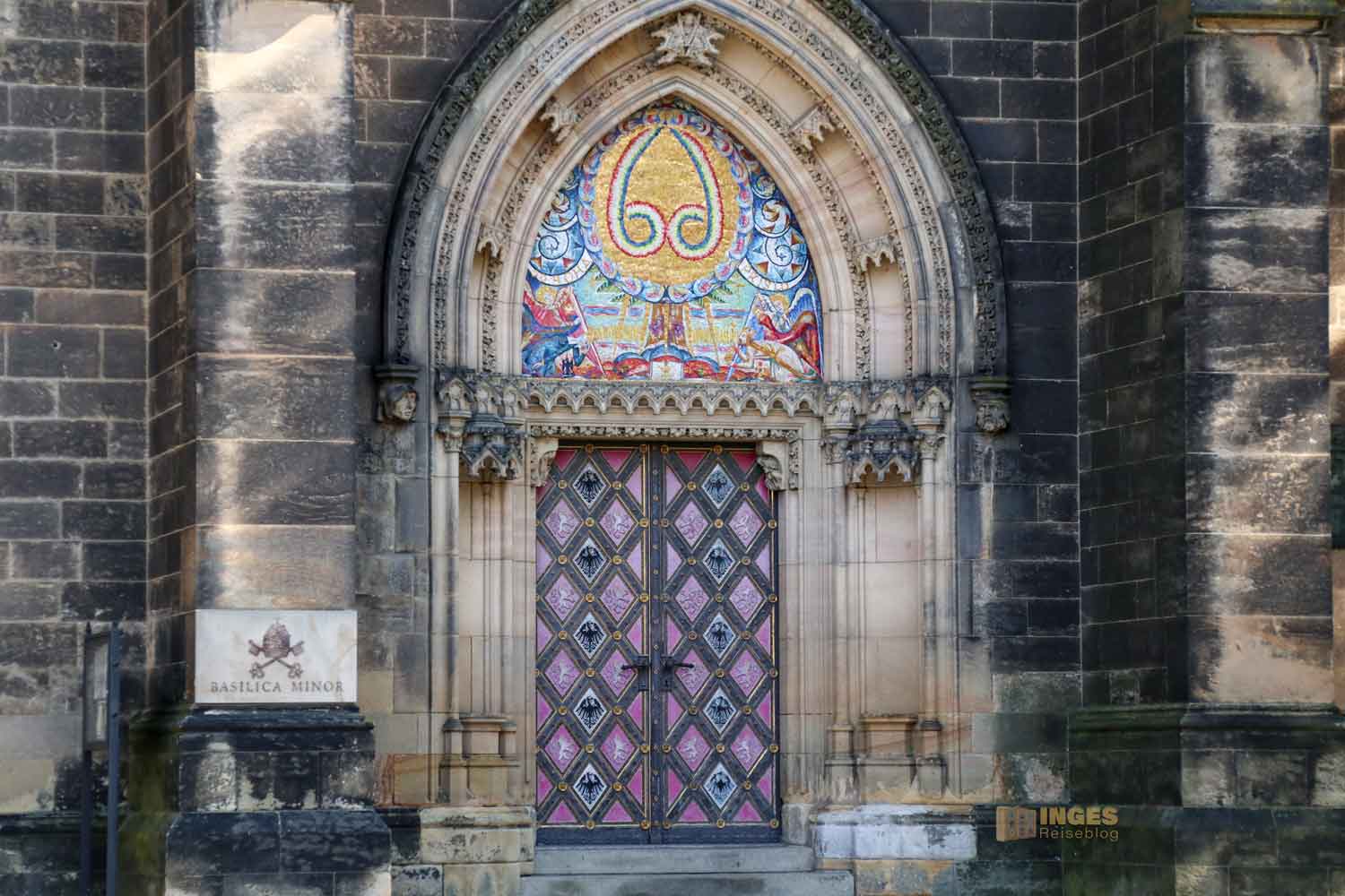 westl. seitenportal basilika st. peter und paul vysehrad prag 7425
