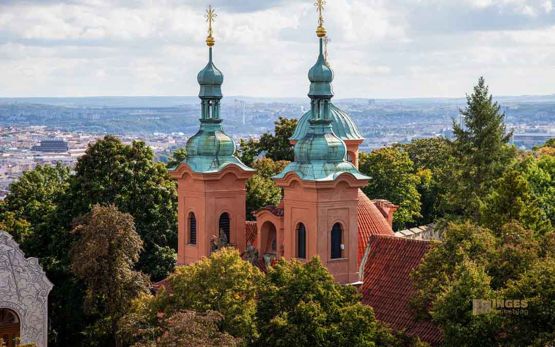Die St. Laurentius-Kirche auf dem Berg Petřín in Prag