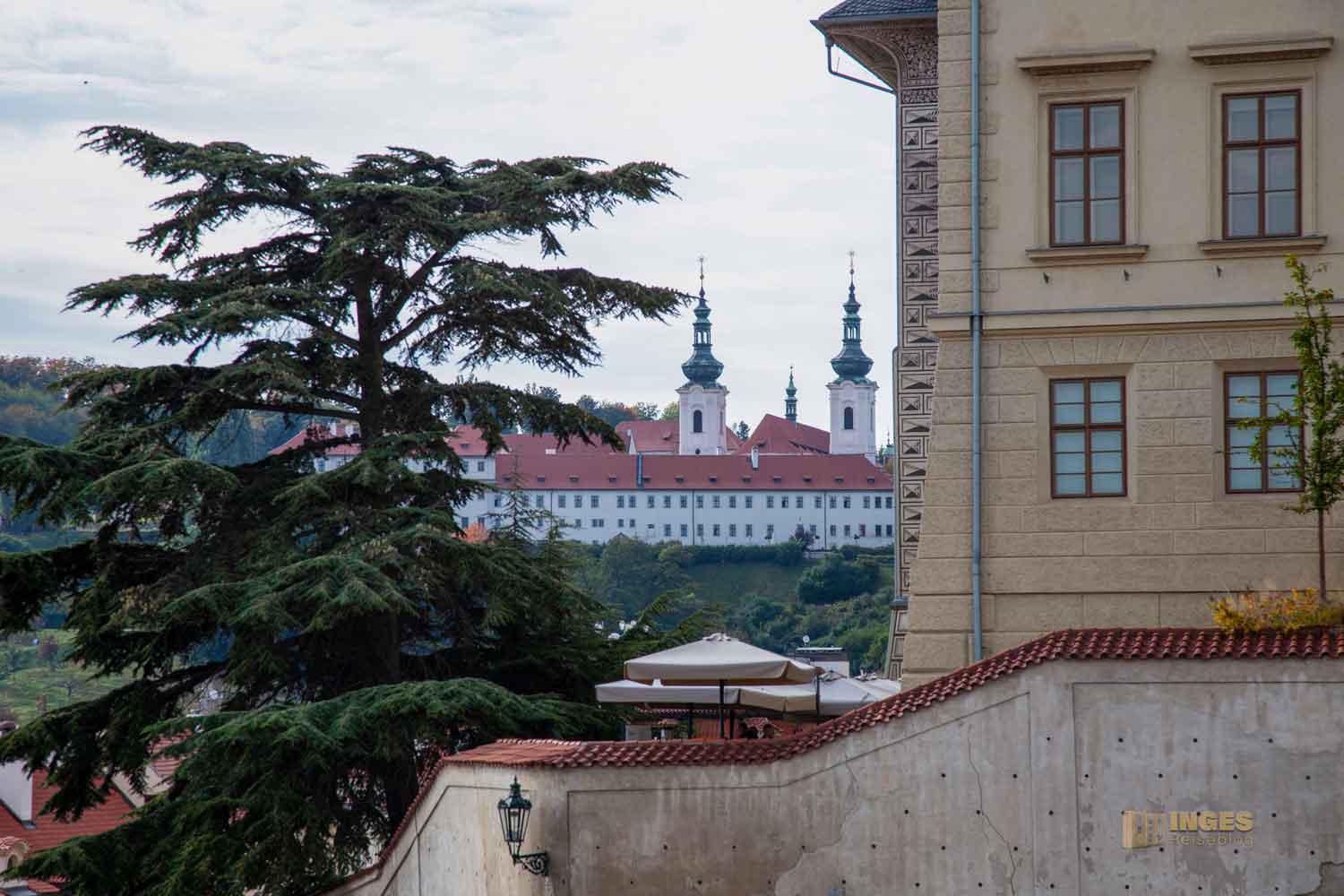 Blick auf Kloster Strahov von der Prager Burg 0239