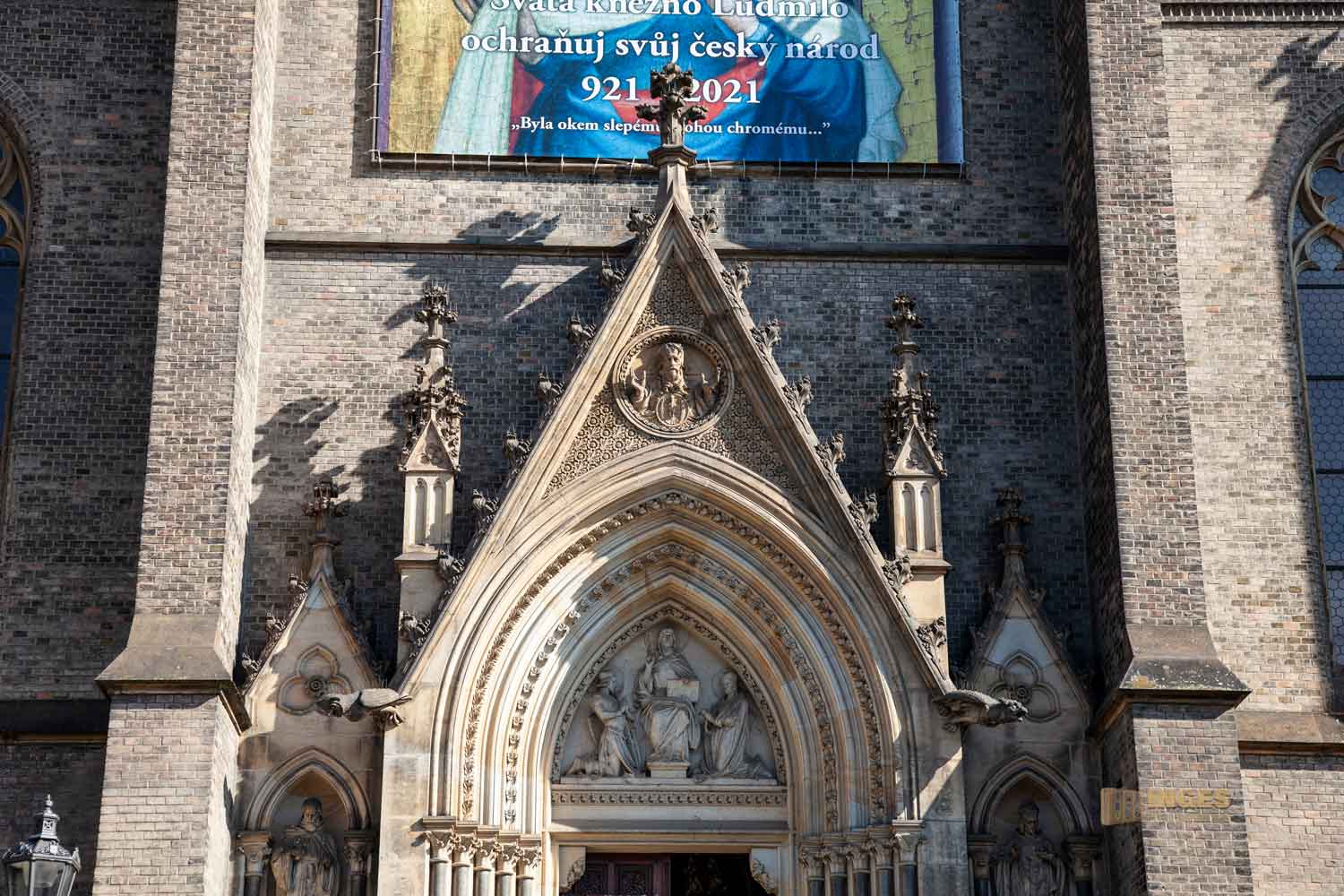 portal kirche der hl. ludmilla in prag 0098