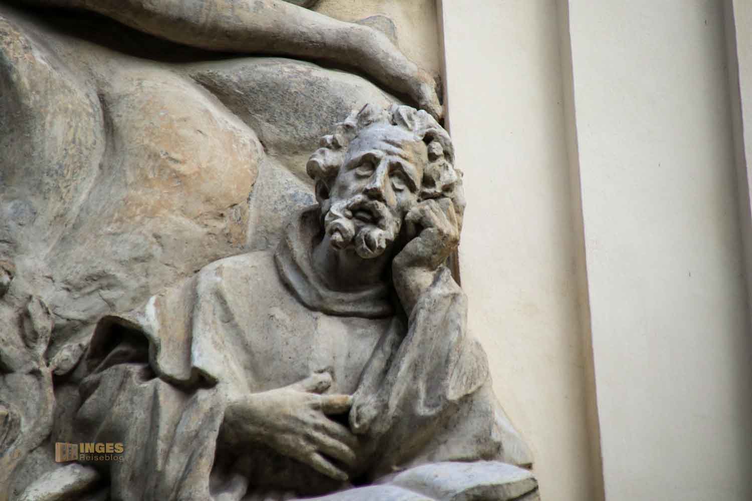 relief hl. franziskus fassade basilika st. jakob prag 8711