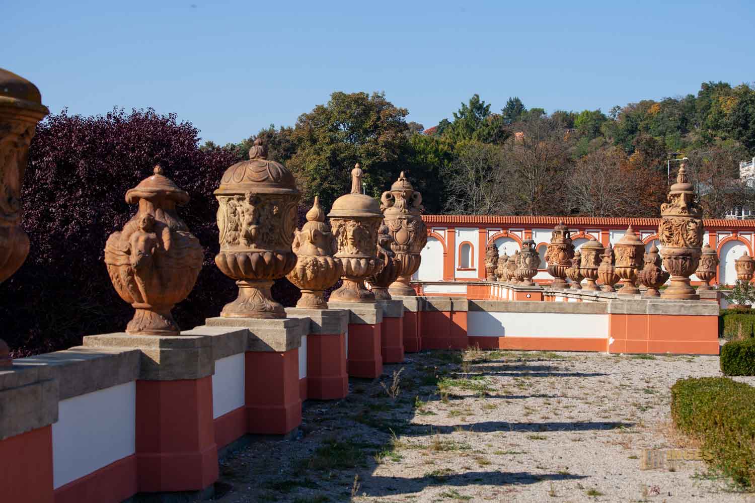 terrakotta-vasen in den gaerten von schloss troja in prag 0068