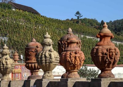 terrakotta-vasen in den gaerten von schloss troja in prag 5406