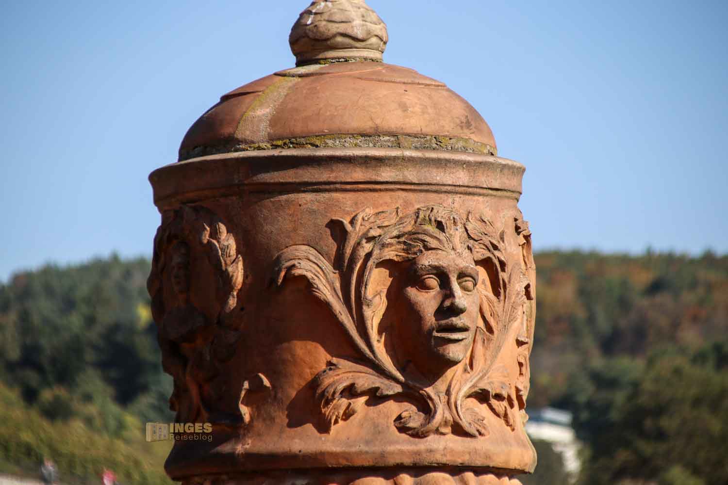 terrakotta-vasen in den gaerten von schloss troja in prag 5410