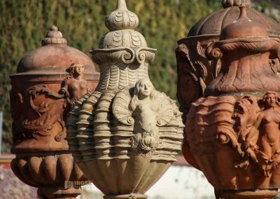 terrakotta-vasen in den gaerten von schloss troja in prag 5416